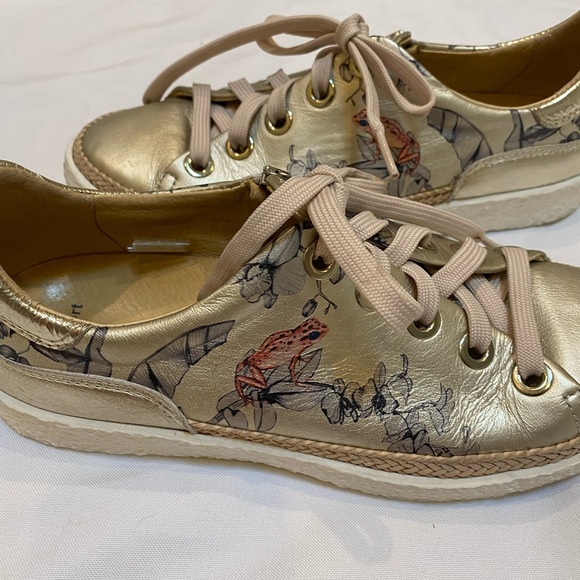 Rare Softwaves Frog Sneaker Gold Metallic Tree Frog Toucan Travel Shoes 38.5 - Picture 1 of 15